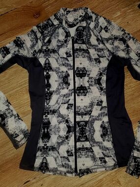 Women's Fitted Grey, Black & White Geometric Zip-Front Athletic Jacket